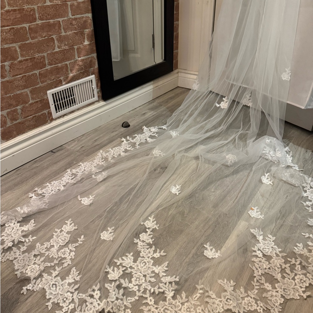 Amalfi Bridal Gown - Elegant White Floral Design - Picture 11 of 16